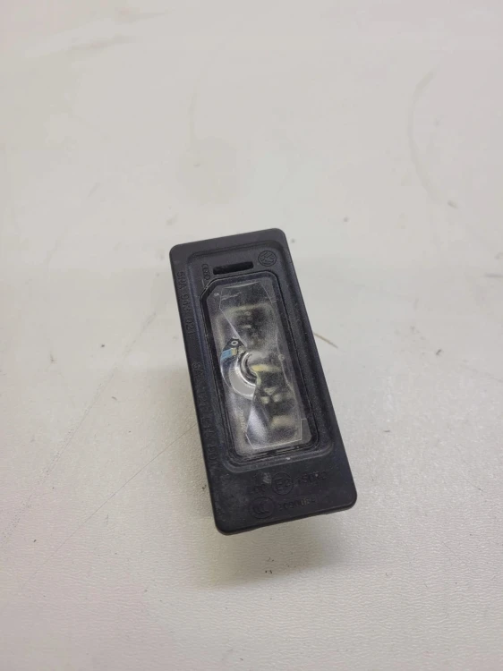 LAMPKA OŚWIETLENIA TABLICY AUDI A4 B9 A5 5NA943021