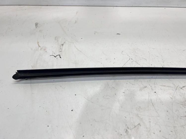 LISTWA ZGARNIAJĄCA SZYBY CZOŁOWEJ PRAWY PRZÓD AUDI A6 C7 4G0854328A