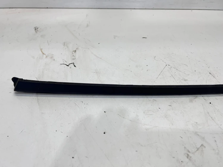LISTWA ZGARNIAJĄCA SZYBY CZOŁOWEJ PRAWY PRZÓD AUDI A6 C7 4G0854328A
