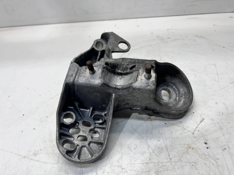 ŁAPA MOCOWANIE PODUSZKI SILNIKA LEWA AUDI A4 B6 B7 8E0199351M