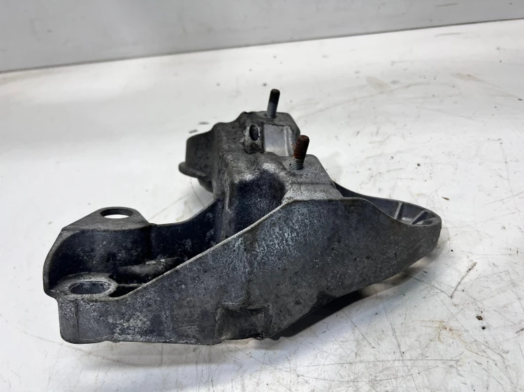 ŁAPA MOCOWANIE PODUSZKI SILNIKA LEWA AUDI A4 B6 B7 8E0199351M