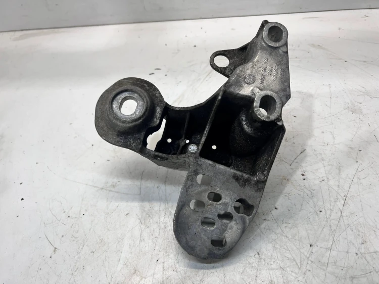 ŁAPA MOCOWANIE PODUSZKI SILNIKA LEWA AUDI A4 B6 B7 8E0199351M