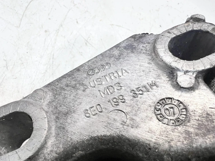 ŁAPA MOCOWANIE PODUSZKI SILNIKA LEWA AUDI A4 B6 B7 8E0199351M
