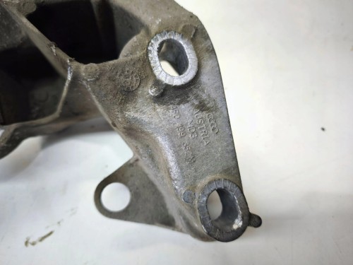 ŁAPA MOCOWANIE PODUSZKI SILNIKA PRAWA AUDI A6 C6 4F0199352M