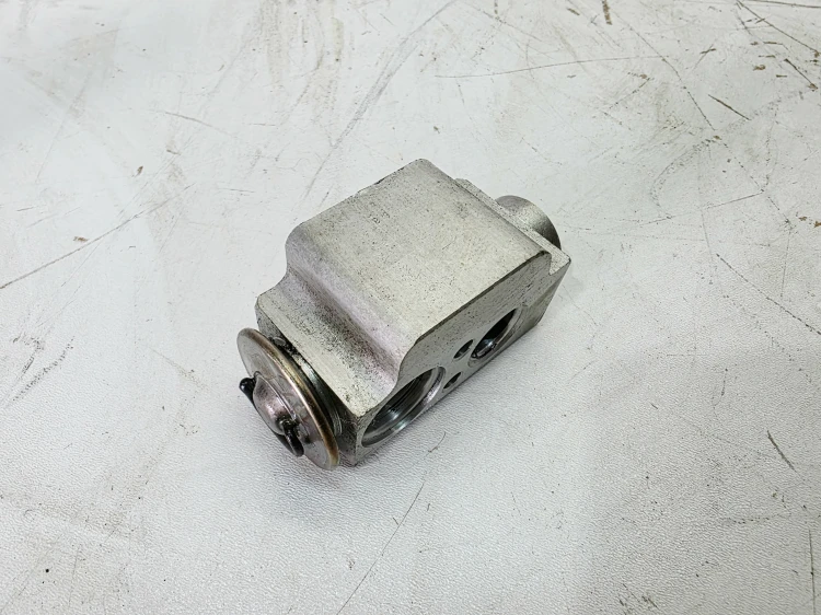 ZAWÓR ROZPRĘŻNY KLIMATYZACJI AUDI Q7 4L 7L0820679C