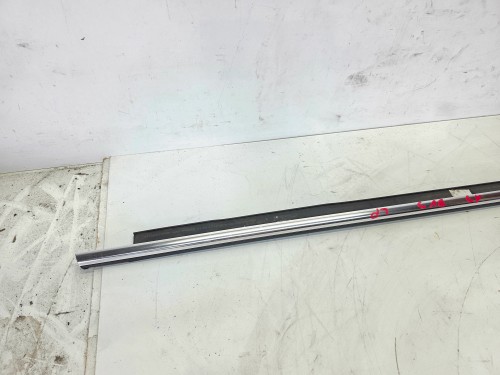 LISTWA ZGARNIAJĄCA SZYBY CHROM LEWY PRZÓD AUDI A3 8V 8V3853283 3-DRZWI
