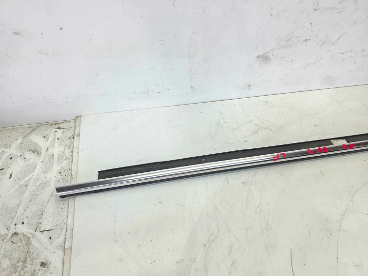 LISTWA ZGARNIAJĄCA SZYBY CHROM LEWY PRZÓD AUDI A3 8V 8V3853283 3-DRZWI