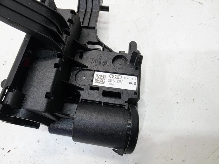 ROZDZIELACZ PRĄDU KLEMA + AUDI A4 B9 A5 8W 8W0941823F