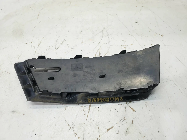 KRATKA ATRAPA ZDERZAKA LEWY PRZÓD AUDI A4 B9 8W0807681R