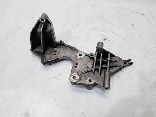 ŁAPA UCHWYT POMPY WTRYSKOWEJ AUDI A4 B8 A5 A6 C6 2.7 3.0 TDI 059130147P