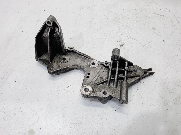 ŁAPA UCHWYT POMPY WTRYSKOWEJ AUDI A4 B8 A5 A6 C6 2.7 3.0 TDI 059130147P