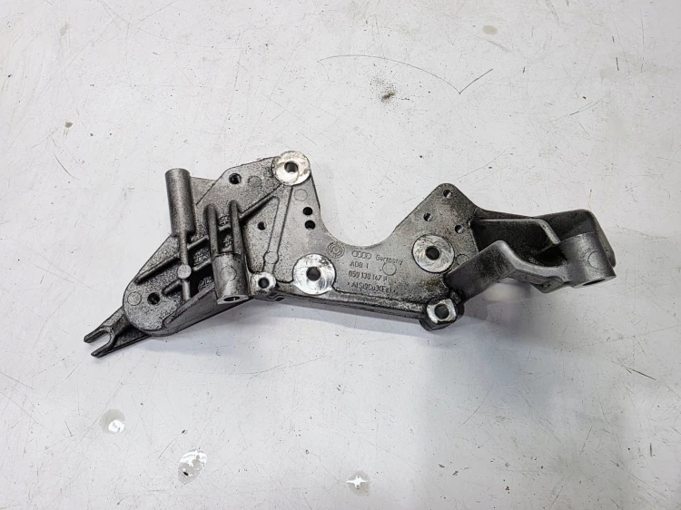 ŁAPA UCHWYT POMPY WTRYSKOWEJ AUDI A4 B8 A5 A6 C6 2.7 3.0 TDI 059130147P