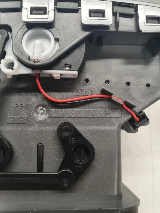 KRATKA NAWIEWU TYŁ AUDI A6 C6 4F0819203B