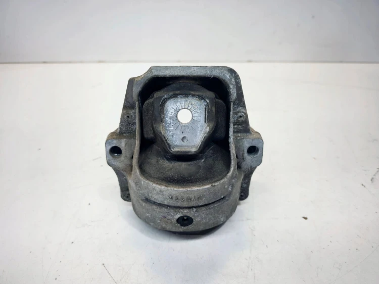 ŁAPA PODUSZKA SILNIKA BEZ CZUJNIKA AUDI A4 B8 A5 8T Q5 8R 8R0199381AJ