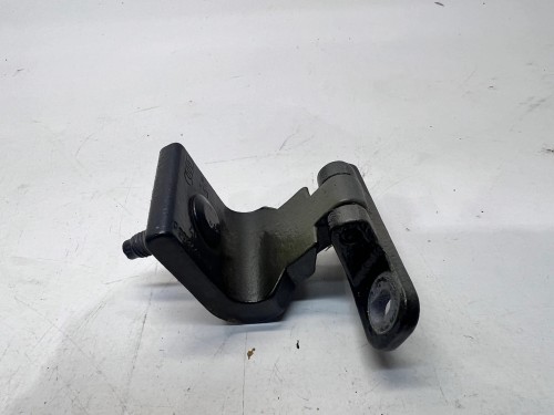 ZAWIAS KLAPY TYŁ PRAWY AUDI Q3 8U 8U0827300D