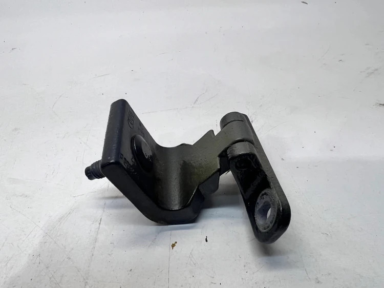 ZAWIAS KLAPY TYŁ PRAWY AUDI Q3 8U 8U0827300D