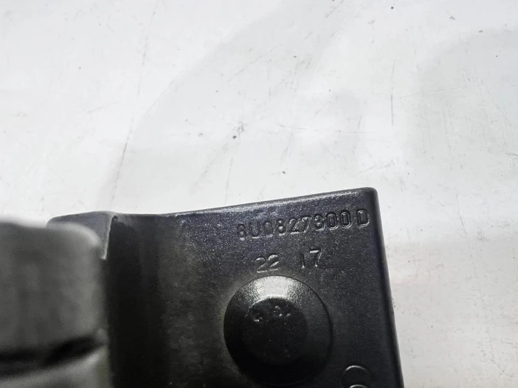 ZAWIAS KLAPY TYŁ PRAWY AUDI Q3 8U 8U0827300D