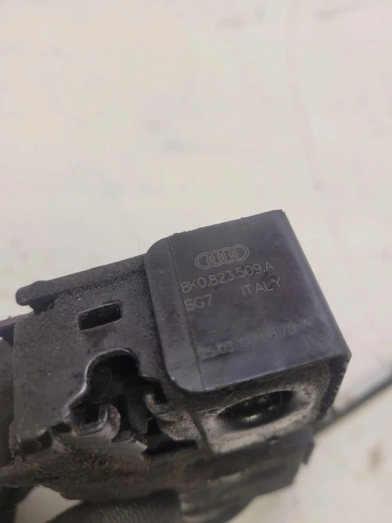 ZAMEK MASKI RYGIEL AUDI A4 B8 A5 Q5 8K0823509A
