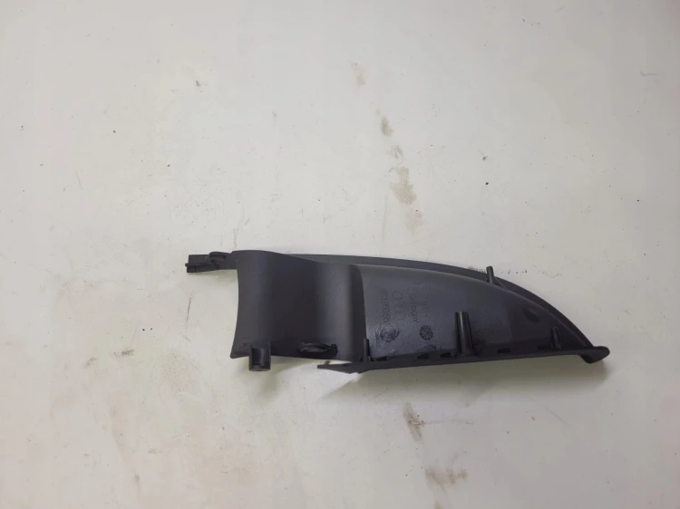 ZAŚLEPKA PRAWA PODŁOKIETNIKA AUDI A3 8P 8P3959558