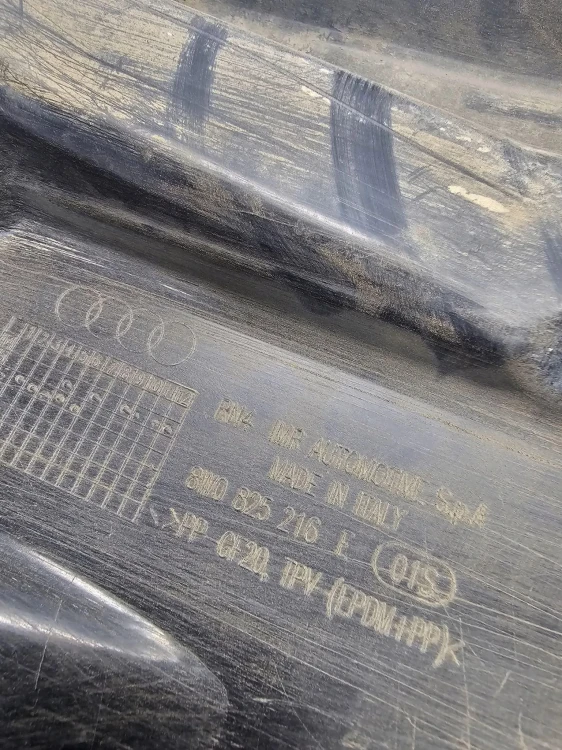 OSŁONA PODWOZIA PRAWY TYŁ AUDI A4 B9 8W0825216E