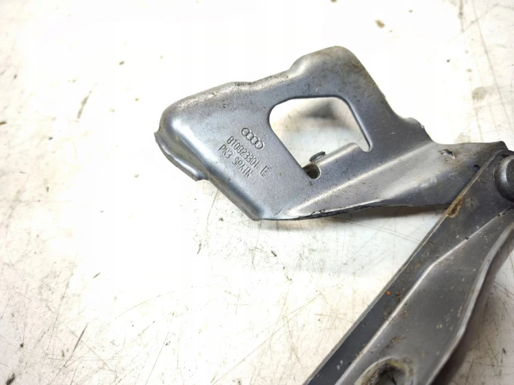 ZAWIAS MASKI LEWY AUDI A5 8T 8T0823301E