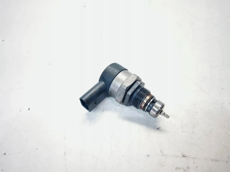 ZAWÓR CIŚNIENIA PALIWA AUDI VOLKSWAGEN SEAT SKODA 057130764AB