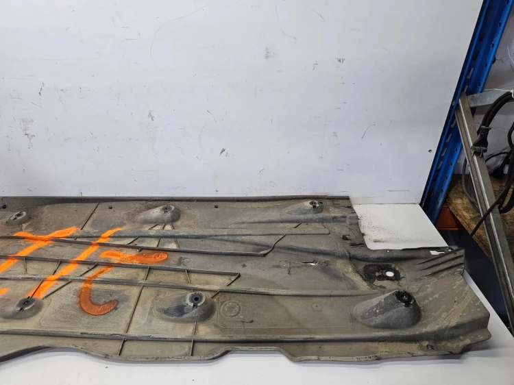 OSŁONA PŁYTA PODWOZIA LEWA DUŻA AUDI A3 8V VOLKSWAGEN SEAT 5Q0825201L 2/26