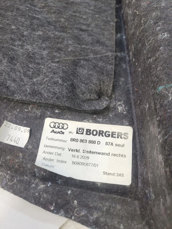 BOCZEK BAGAŻNIKA PRAWY AUDI Q5 8R 8R0863880D