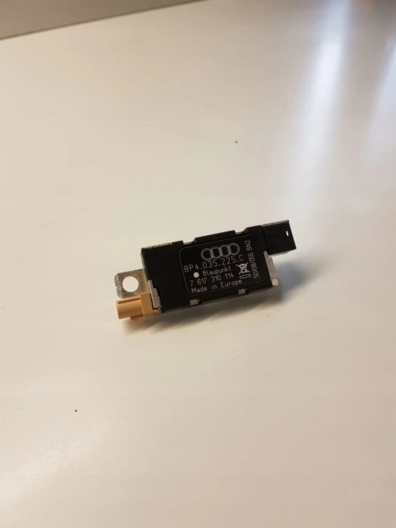 WZMACNIACZ ANTENY AUDI A3 LIFT 8P4035225C