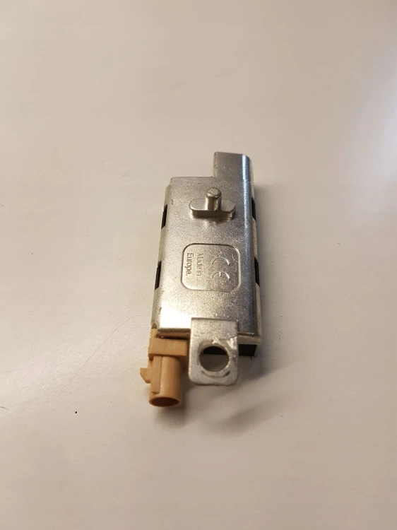 WZMACNIACZ ANTENY AUDI A3 LIFT 8P4035225C