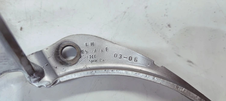 ZAWIAS KLAPY LEWY TYŁ AUDI A4 B7 AVANT 8E9827299F