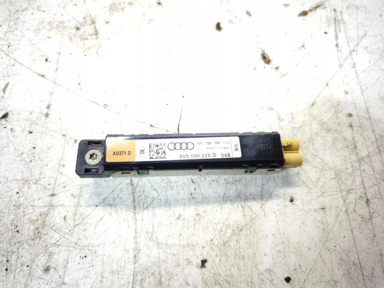 WZMACNIACZ ANTENOWY AUDI A3 8V SEDAN 8V5035225D