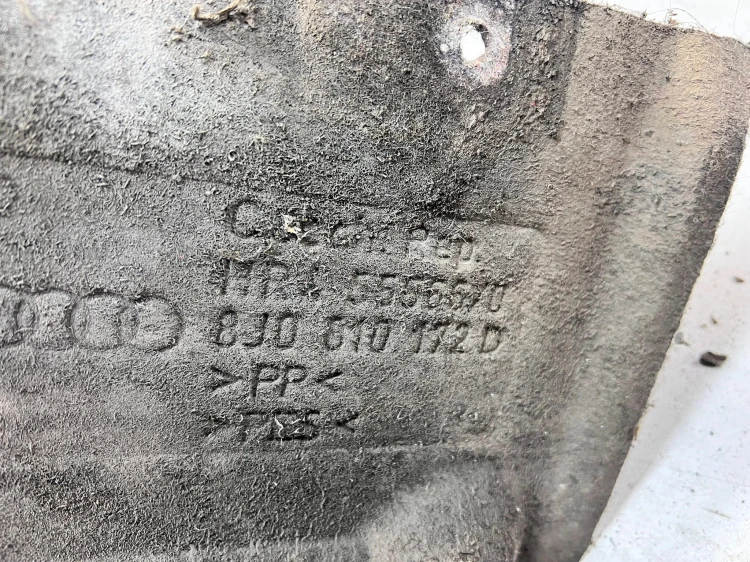 NADKOLE PRAWY TYL AUDI TT 8J 8J0810172D