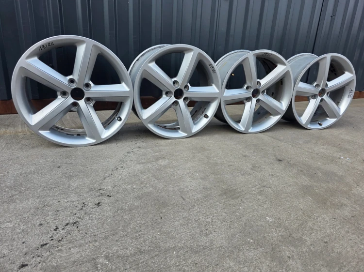 FELGA FELGI VW AUDI SKODA A3 A4 A6 8.0J R18 ET47 8K0601025Q 19/26 KOMPLET