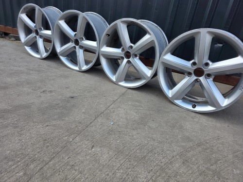 FELGA FELGI VW AUDI SKODA A3 A4 A6 8.0J R18 ET47 8K0601025Q 19/26 KOMPLET