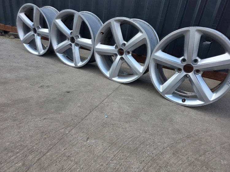 FELGA FELGI VW AUDI SKODA A3 A4 A6 8.0J R18 ET47 8K0601025Q 19/26 KOMPLET