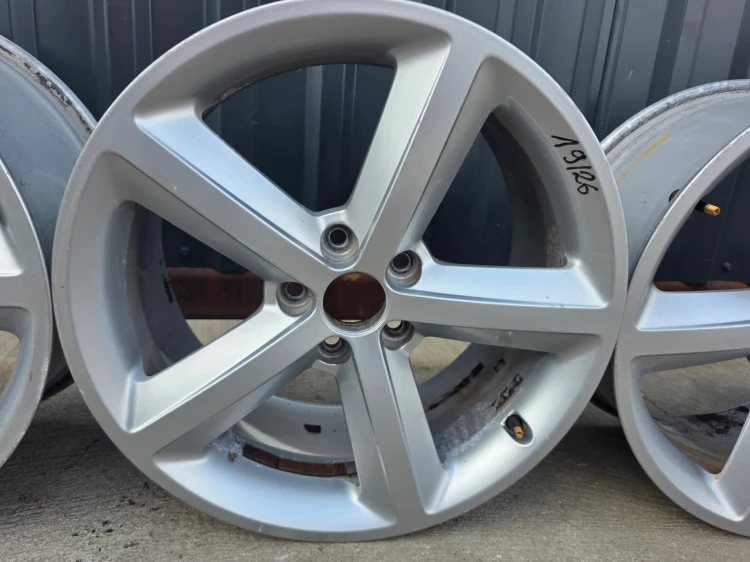 FELGA FELGI VW AUDI SKODA A3 A4 A6 8.0J R18 ET47 8K0601025Q 19/26 KOMPLET