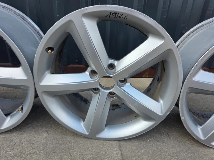 FELGA FELGI VW AUDI SKODA A3 A4 A6 8.0J R18 ET47 8K0601025Q 19/26 KOMPLET