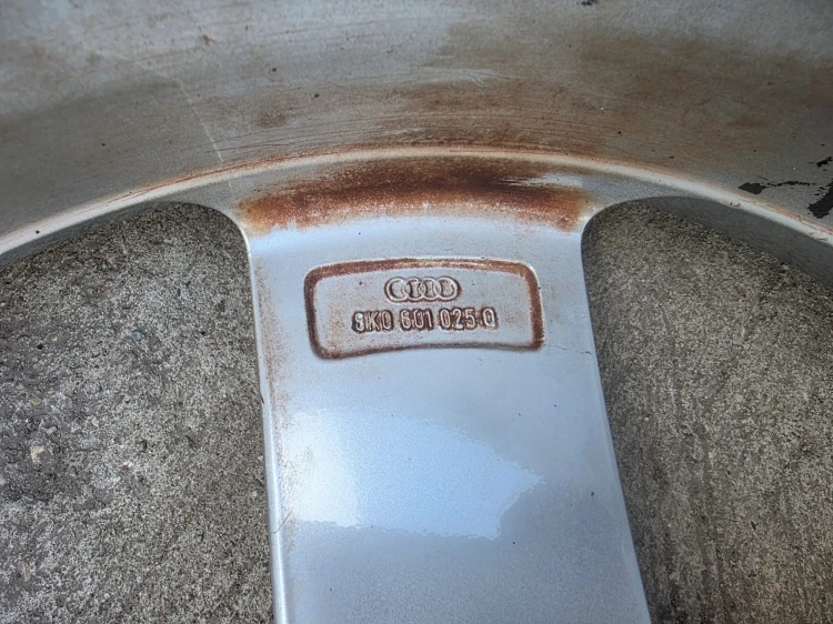FELGA FELGI VW AUDI SKODA A3 A4 A6 8.0J R18 ET47 8K0601025Q 19/26 KOMPLET