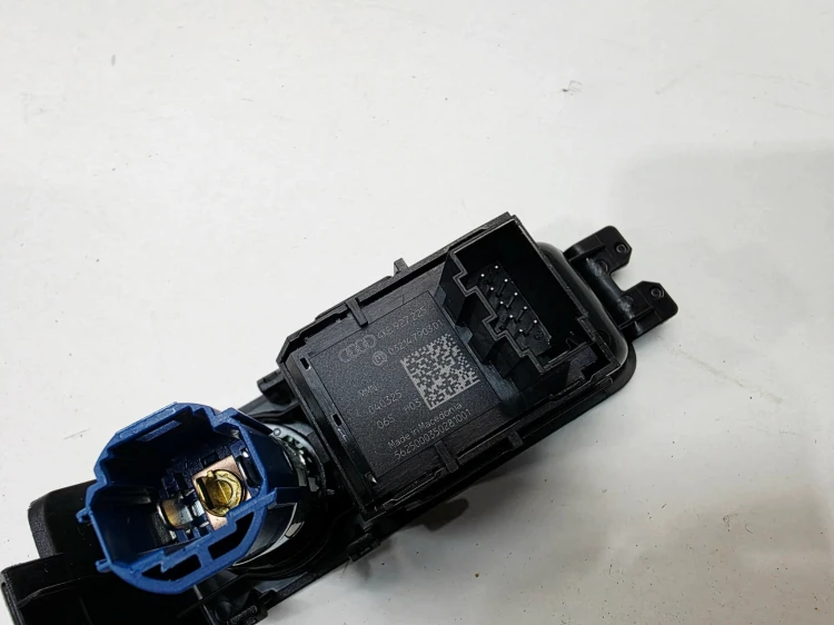 PRZYCISK HAMULCA RĘCZNEGO GNIAZDO ZAPLNICZKI AUDI A3 8Y 4KE927225 8Y0863349