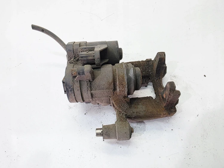 ZACISK HAMULCOWY PRAWY TYŁ AUDI A3 8V VW SEAT SKODA 5Q0615406BG
