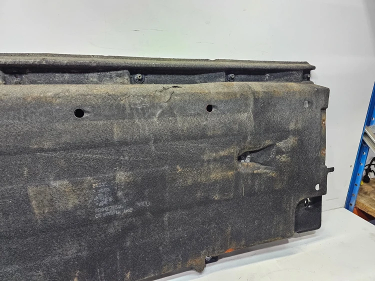 OSŁONA PODWOZIA ŚRODKOWA PRAWA DUŻA AUDI Q3 8U 8U0825208 1/26