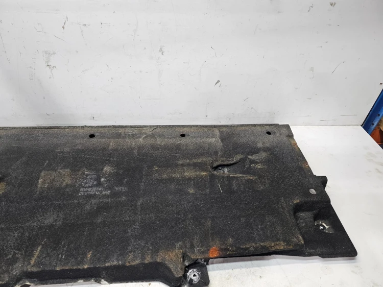 OSŁONA PODWOZIA ŚRODKOWA PRAWA DUŻA AUDI Q3 8U 8U0825208 1/26