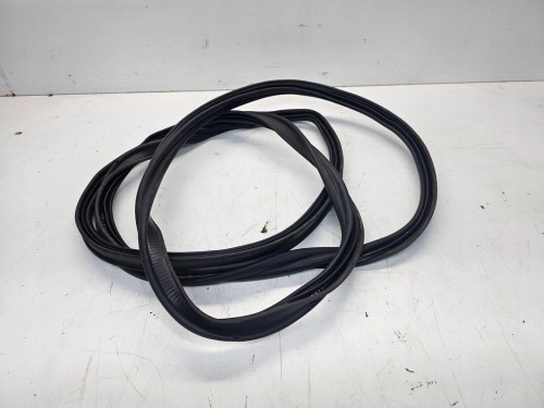 USZCZELKA KLAPY BAGAŻNIKA AUDI Q3 8U 8U0827705A