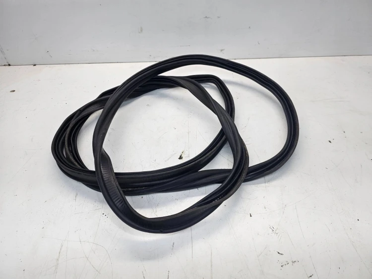 USZCZELKA KLAPY BAGAŻNIKA AUDI Q3 8U 8U0827705A