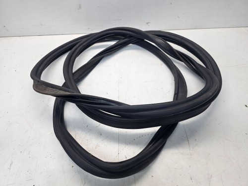 USZCZELKA KLAPY BAGAŻNIKA AUDI Q3 8U 8U0827705A