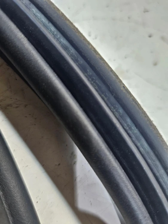 USZCZELKA KLAPY BAGAŻNIKA AUDI Q3 8U 8U0827705A