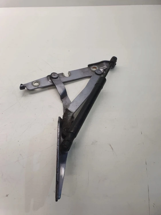 ZAWIAS KLAPY TYŁ LEWY AUDI A4 B7 8E5827301C LY7H