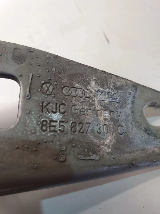 ZAWIAS KLAPY TYŁ LEWY AUDI A4 B7 8E5827301C LY7H