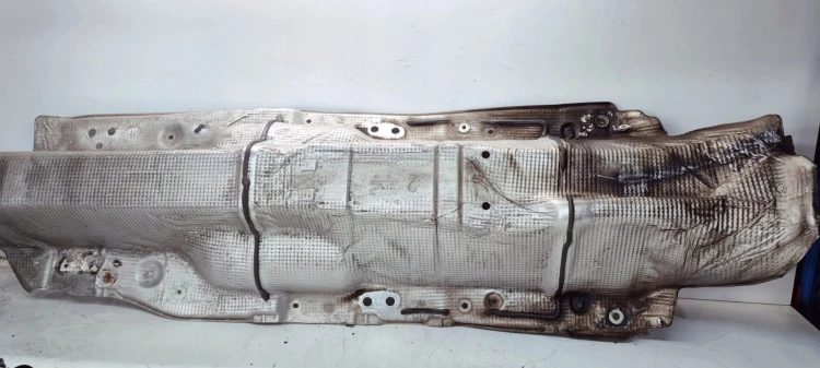 OSŁONA TERMICZNA TUNELU PODWOZIA AUDI Q3 8U 5N0825661B
